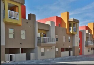 Building Photo - 410 Thorn Ave