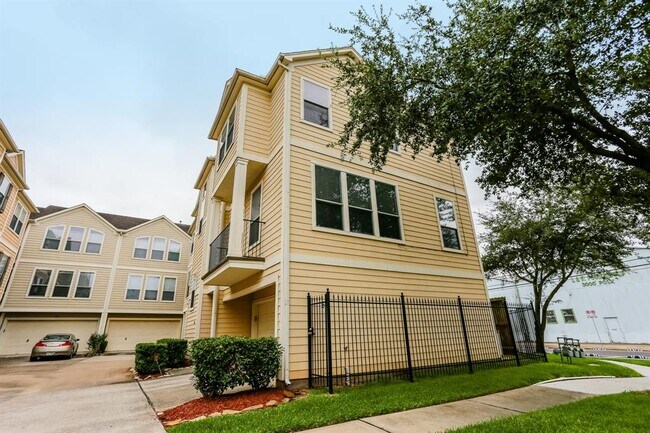 Building Photo - 1209 Ennis St