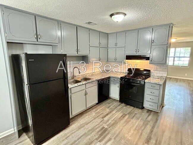 Foto del edificio - 8460 Pineland Dr