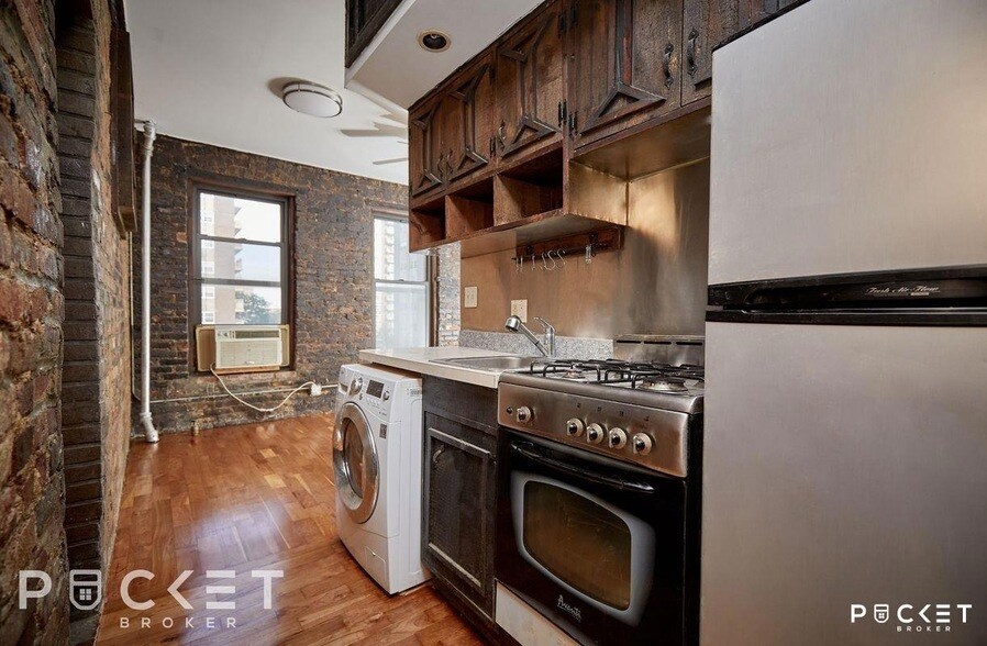 Primary Photo - 647 E 11th St