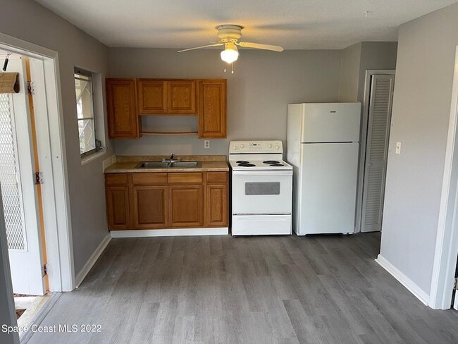 Foto del edificio - 2095 Pineapple Ave