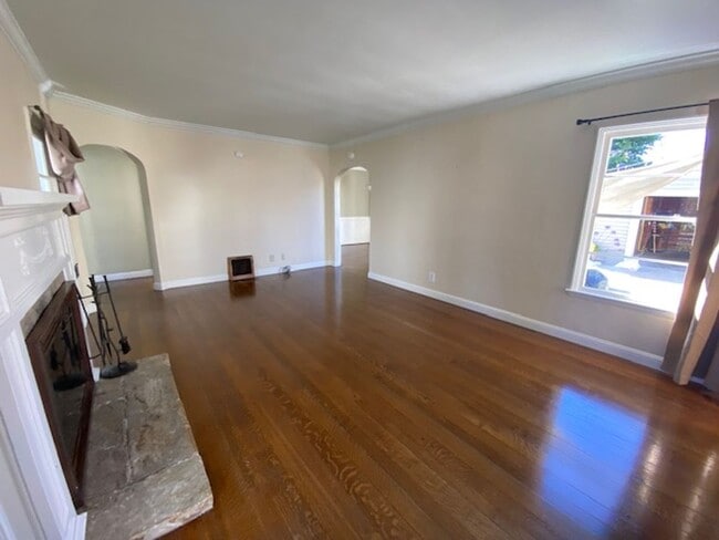 Building Photo - Maple Park LARGE 2 BR/ 2BA with 2 Car Garage & Large Fenced Yard