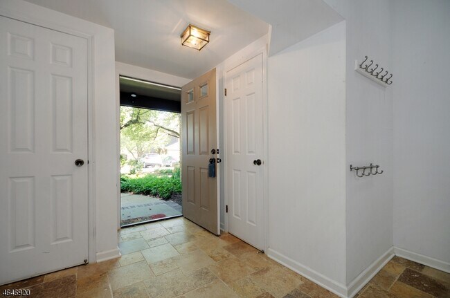Building Photo - 14 Keats Way