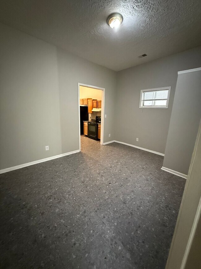 Building Photo - 3-BED 1-BATH SINGLE FAMILY HOME