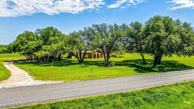 Foto del edificio - Large 4 bedroom in the peaceful country!