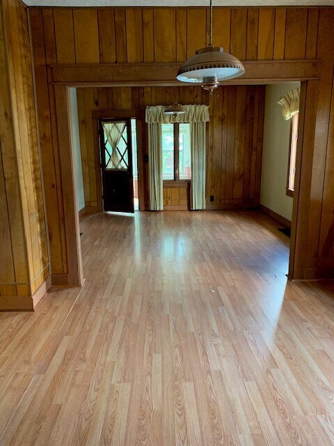 Mirando desde el comedor hacia la sala de estar y la puerta de entrada. - 1219 S Washington St