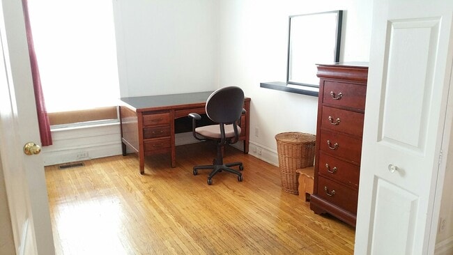 Building Photo - 1009 Garnett Pl