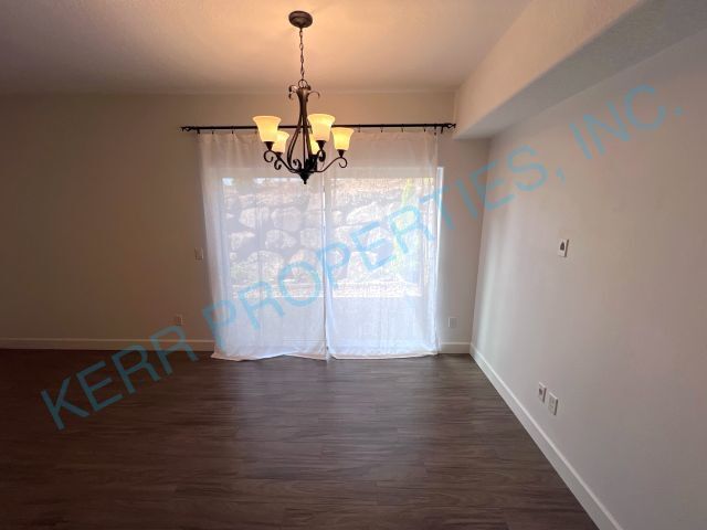 Foto del edificio - FREE RENT! Charming 3-Bedroom Townhouse in...