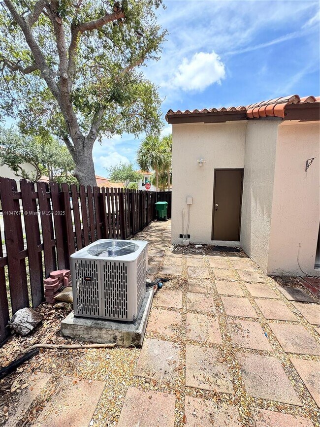 Foto del edificio - 8337 NW 142nd St