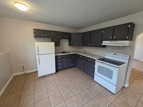 Building Photo - 6 Kingsview Ct