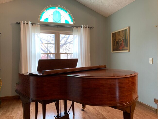 Dulce sala de estar y piano en el nivel principal. - 7230 Native Cir