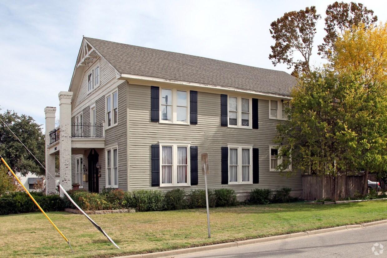 Foto principal - 302 E Pecan St
