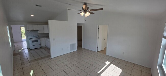 Foto del edificio - 3 bedroom 2 bath duplex