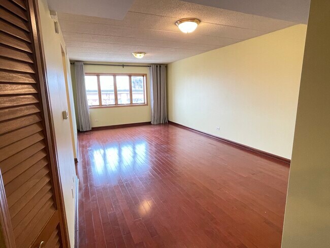 Building Photo - 1828 S Wentworth Ave