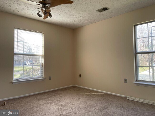 Building Photo - 2095 Edinburgh Ct