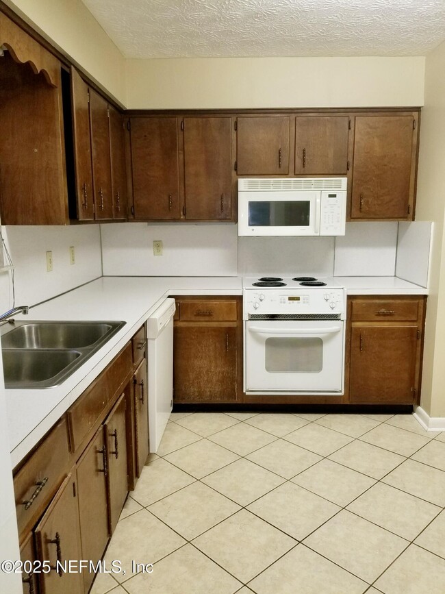 Building Photo - 2758 Oakdale Dr W