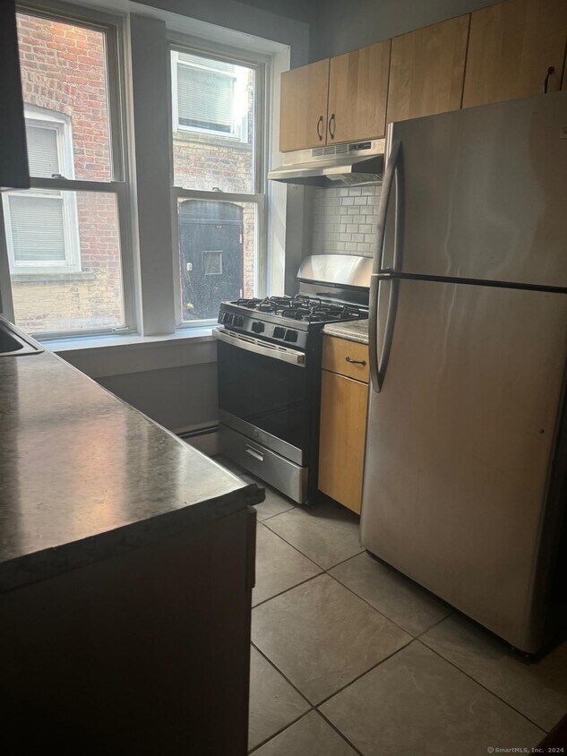 335 Wells St Unit 4, Bridgeport, CT 06606 Room for Rent in Bridgeport