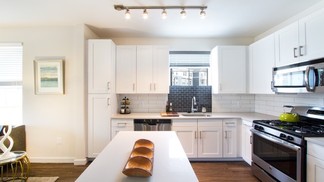 Nuestras cocinas contemporáneas cuentan con encimeras de cuarzo, electrodomésticos de acero inoxidable y gabinetes personalizados. - Modera Natick Center
