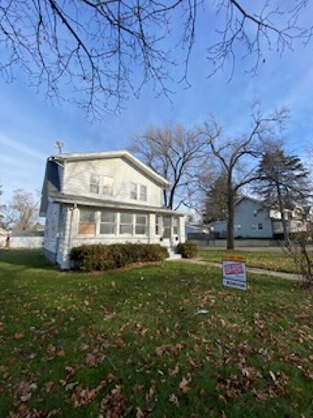 Primary Photo - 135 E Eckman St