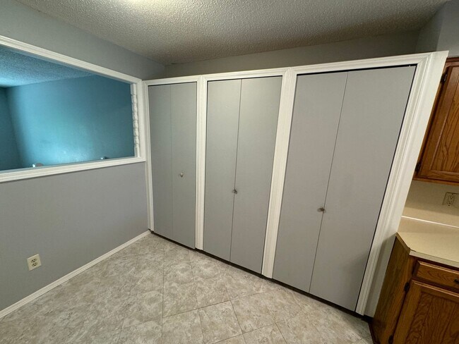 Building Photo - Great  Duplex in Southeast Springfield !
