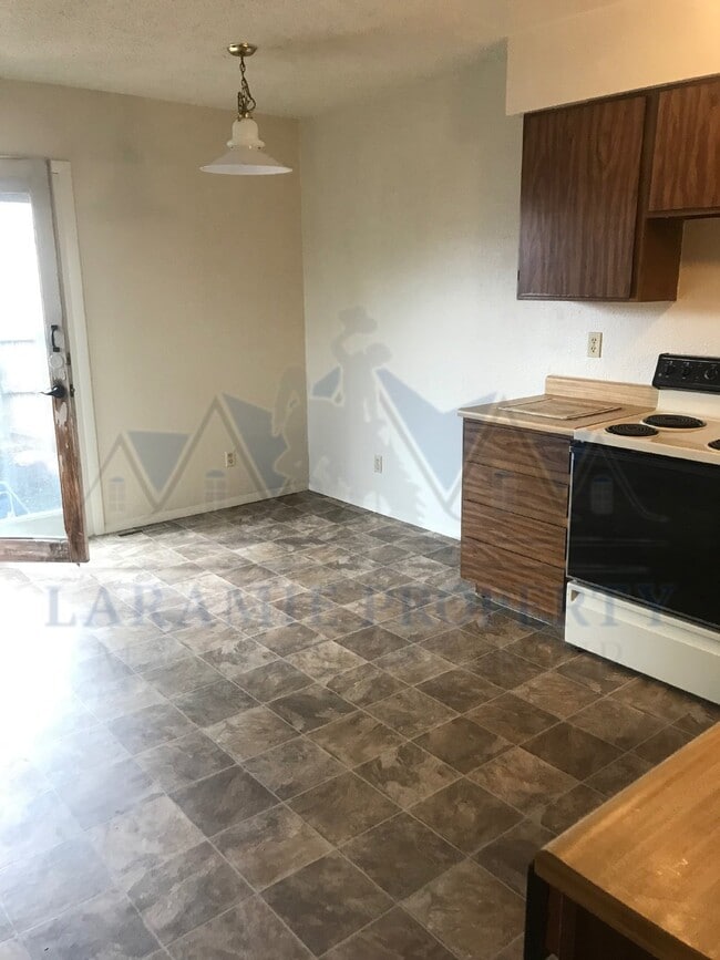 Building Photo - 3-Bedroom Townhome with Fenced Yard & Detached Garage