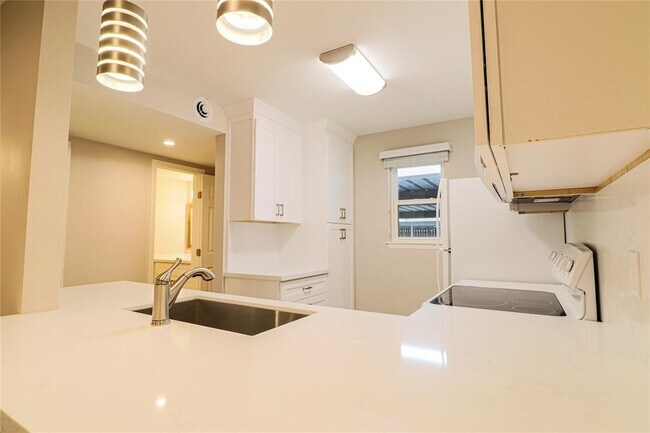 Building Photo - 2744 Briarhurst Dr