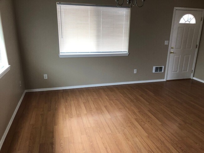 Foto del edificio - PET FRIENDLY! Nice 3 Bedroom, 1 1/2 Bath w...