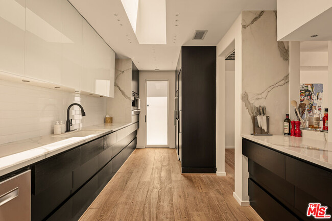 Foto del edificio - 7924 Hillside Ave