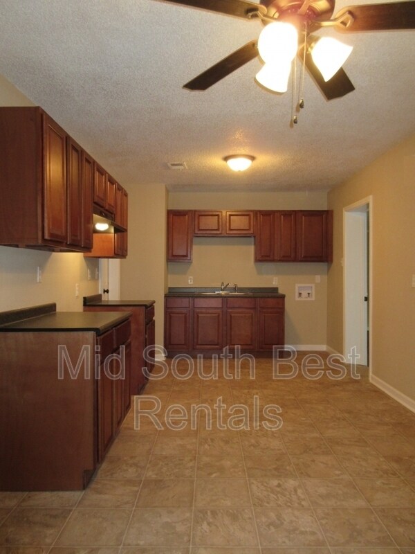 Building Photo - 1440 Rolling Hills Dr