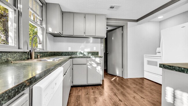 Building Photo - Two Bed 1 Bath