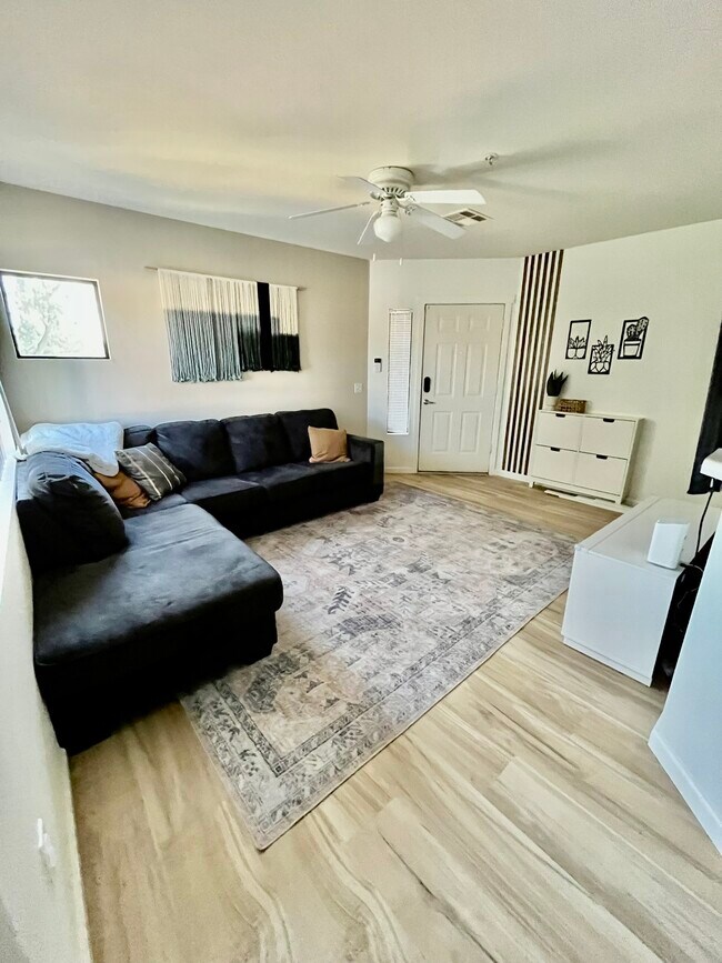 Foto del edificio - 1295 N Ash St