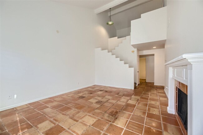 Foto del edificio - Freshly Painted Dual Primary Bedroom Townh...