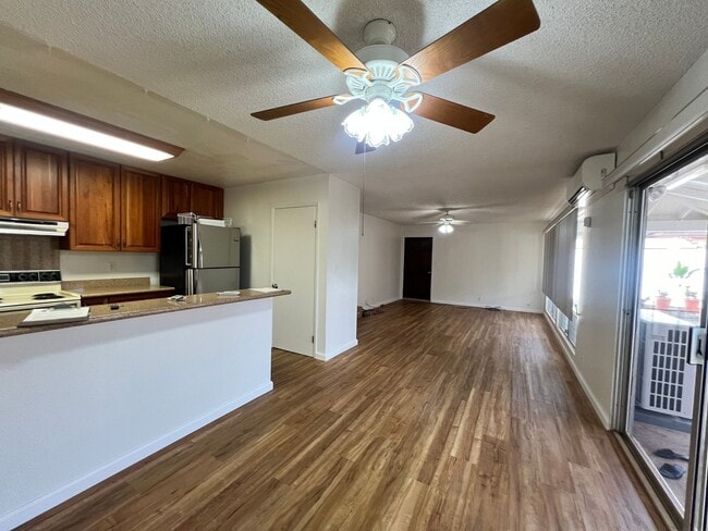 Building Photo - Available now 3-bedroom 2 bath single fami...