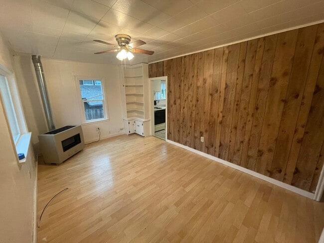 Building Photo - Cute, Centrally located House