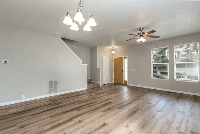 Building Photo - Stunning Townhouse for Rent