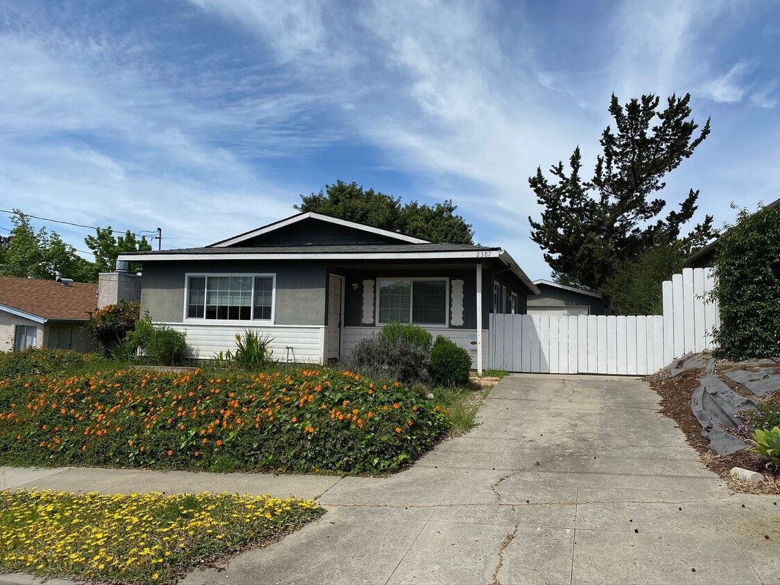 Foto principal - AVAILABLE JULY - Nice 3 Bedroom Home in SLO