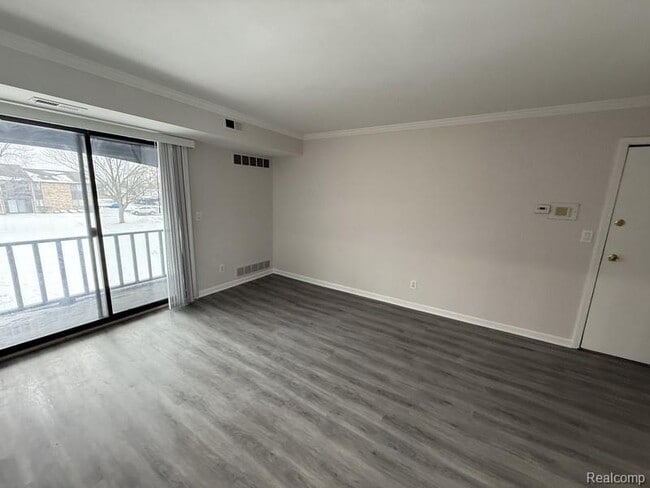 Building Photo - 250 E Thirteen Mile Rd