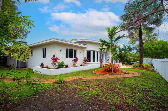 Building Photo - 1420 SW 14th Ave