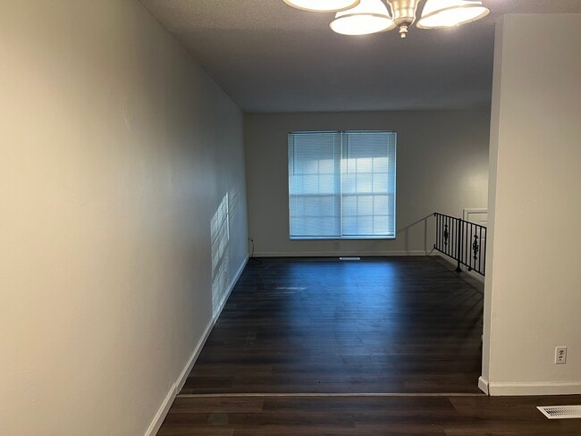 Sala de estar - 3710 Elmcrest Ln