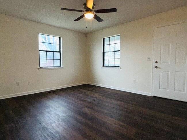 Foto del edificio - Centrally Located 4 Bedroom Home With Large Yard