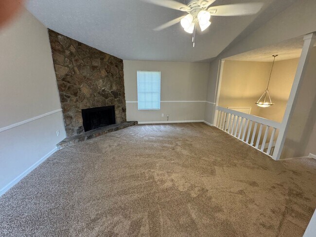 Foto del edificio - Stone Mountain 4 bed 2 bath Home with Fenc...