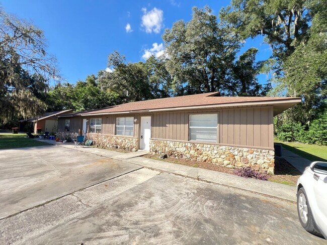 Foto del edificio - Charming Renovated 2 Bedroom, 1 Bathroom Home in Prime Ocala Location! Lawn Care Included!!
