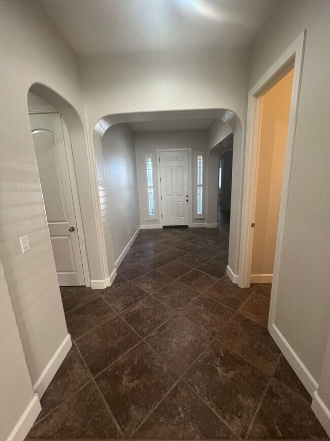 Foto del edificio - 721 Bluestone Cir