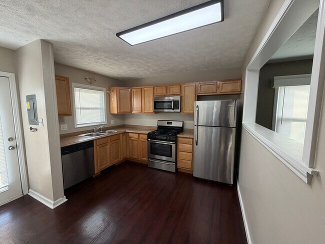 Foto del edificio - Spacious 3-Bedroom Home with Private Owner’s Suite