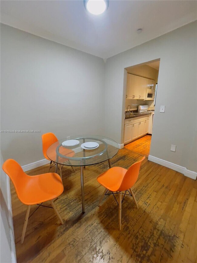 Foto del edificio - 7710 Harding Ave