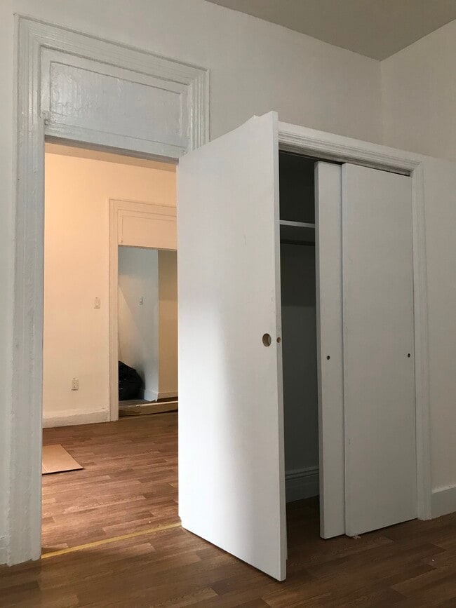 Building Photo - 366 S 5th St