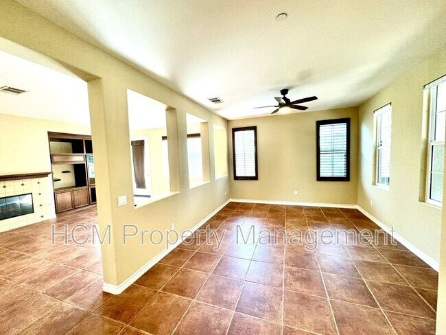 Foto del edificio - 26027 Newport Ave