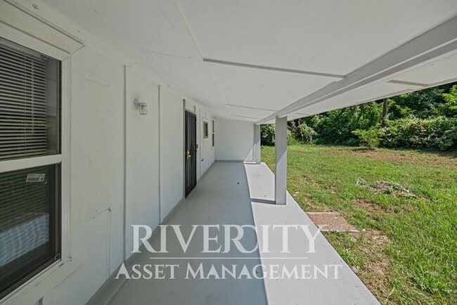 Foto del edificio - A Must See/ High Vaulted ceiling's & Section 8 Welcome!!!