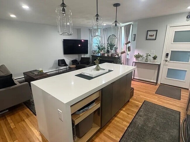 Foto del edificio - 100 E Brookline St