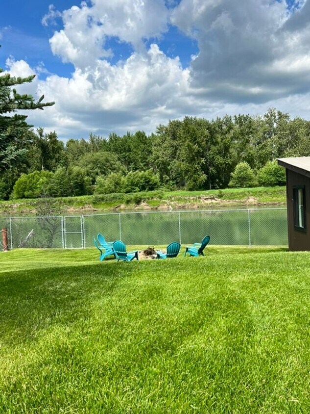 Foto del edificio - 3 Bedroom River Front Home!